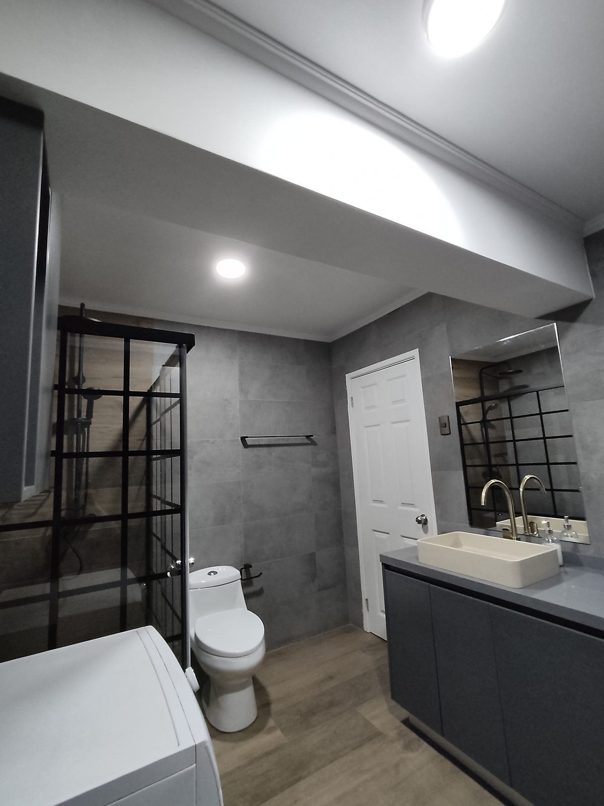 Baño moderno con mobiliario a medida