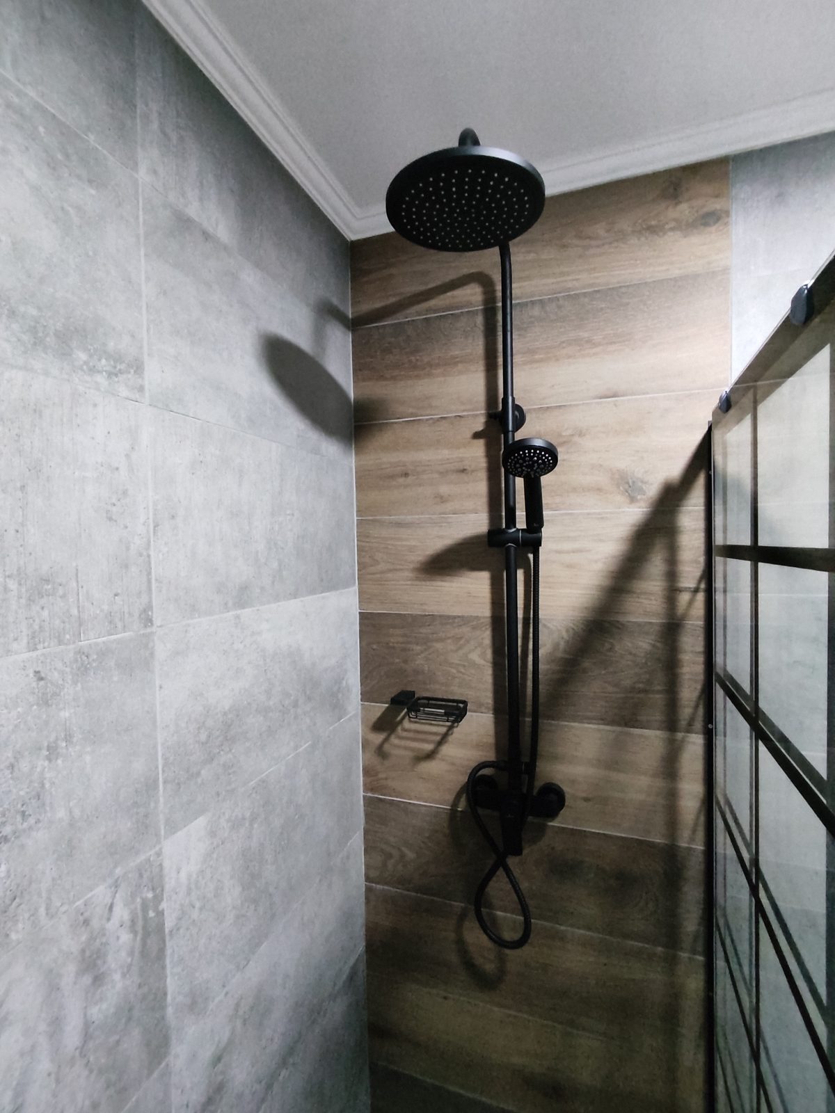 Baño moderno con mobiliario a medida