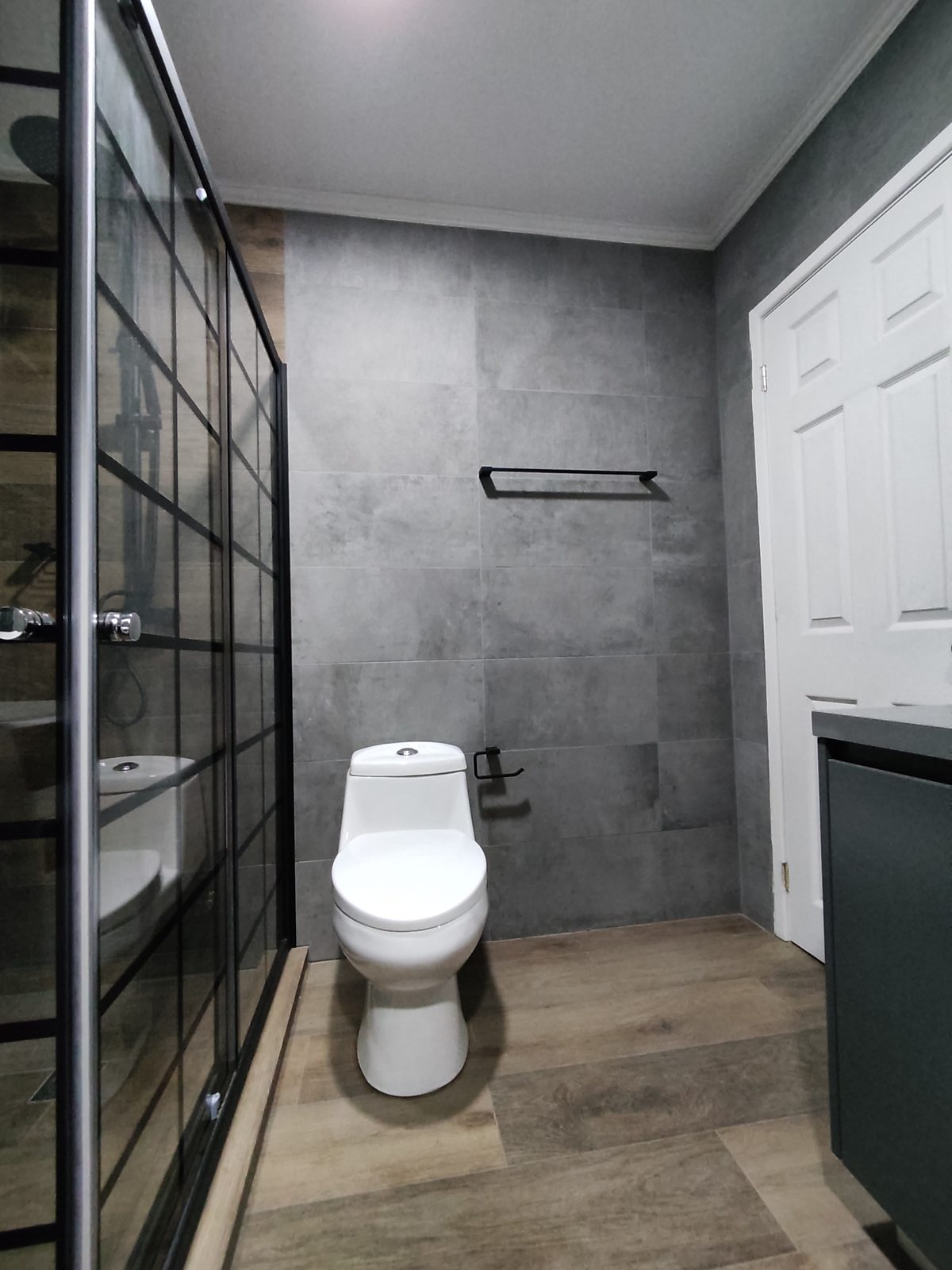 Baño moderno con mobiliario a medida