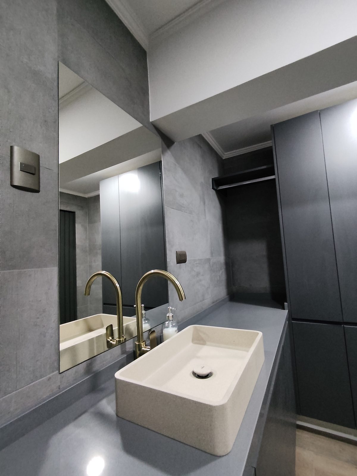 Baño moderno con mobiliario a medida