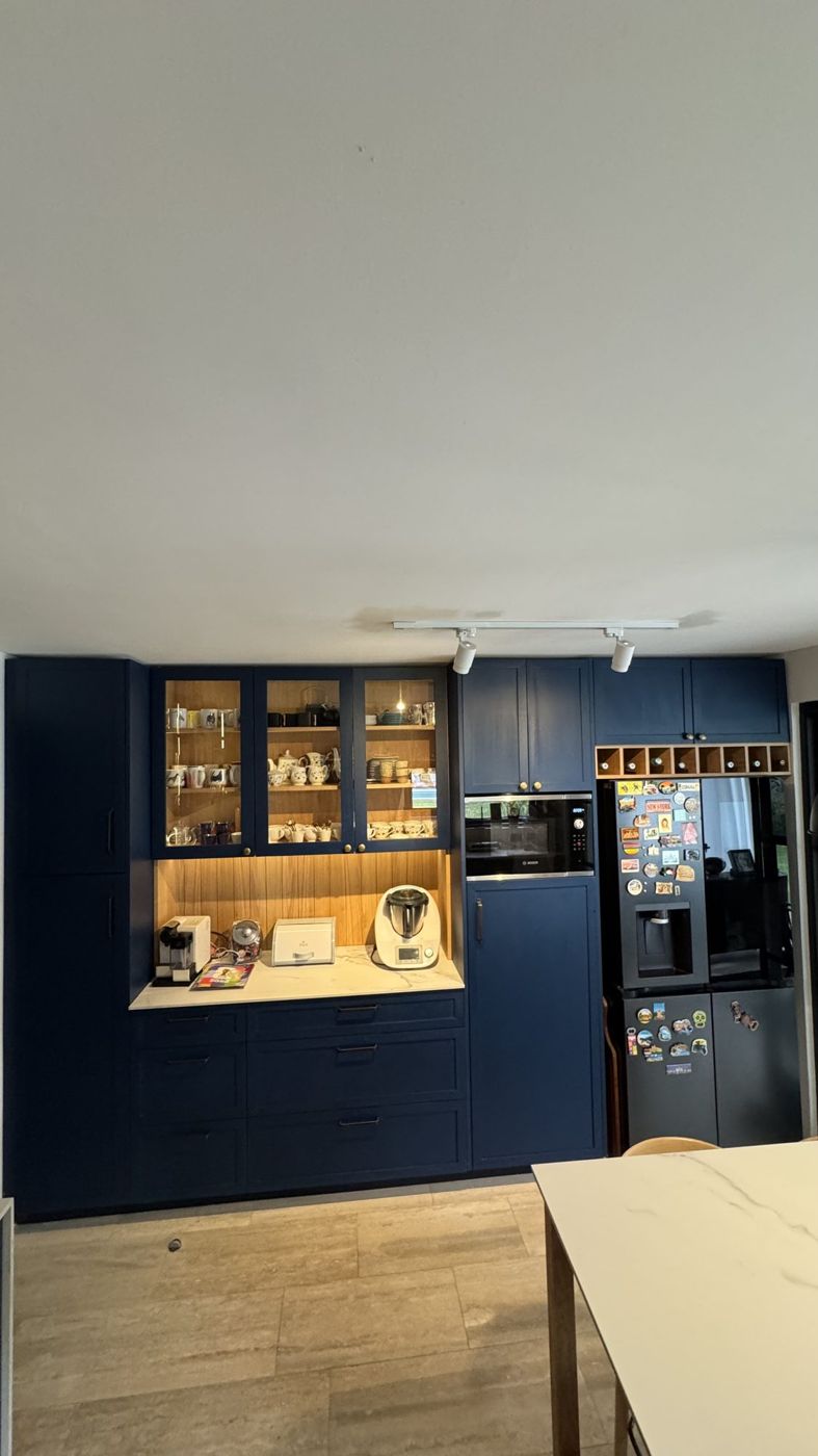Cocina Encina Azul: mobiliario a medida en chapa de encina pintada en azul