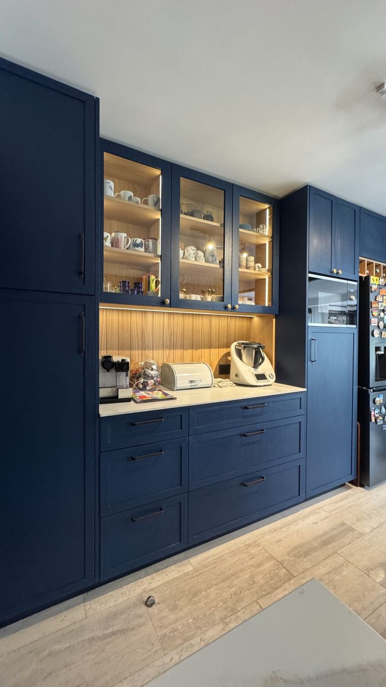 Columna de muebles azul con vitrina