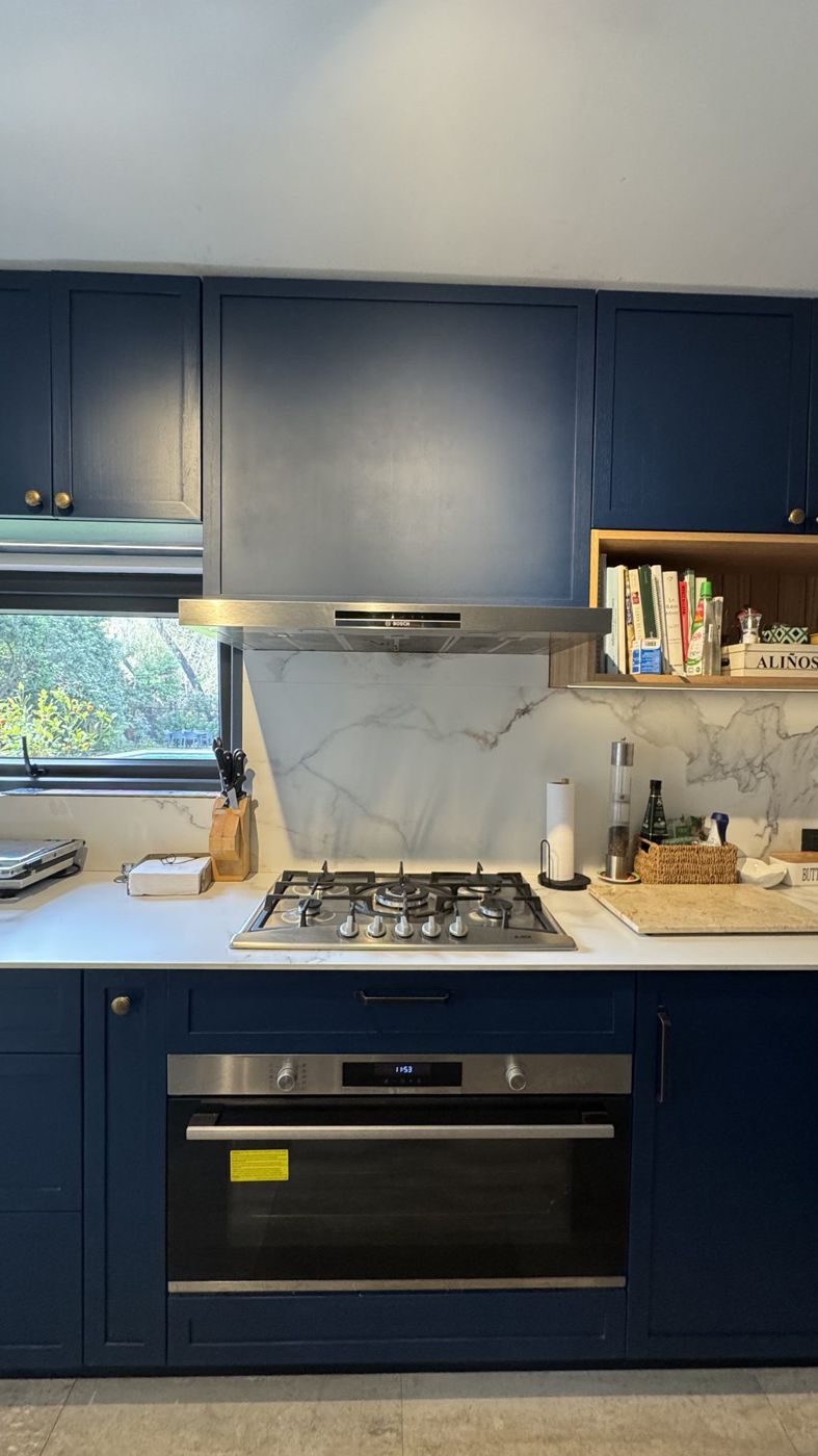 Encimera y horno de la Cocina Encina Azul