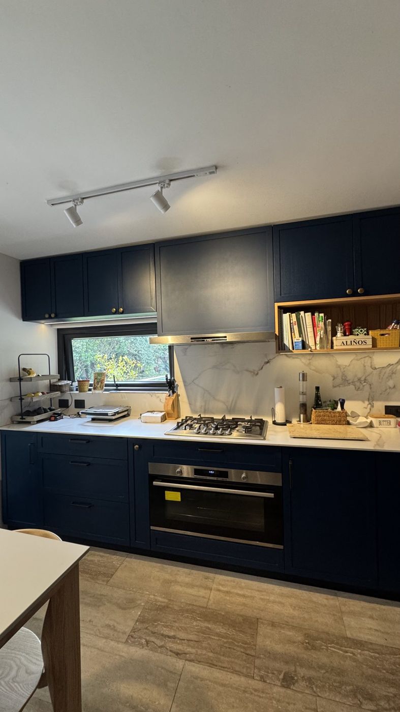 Cocina Encina Azul: mobiliario a medida en chapa de encina pintada en azul