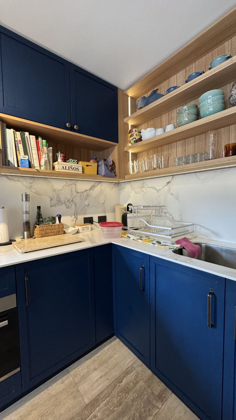 Cocina Encina Azul: mobiliario a medida en chapa de encina pintada en azul