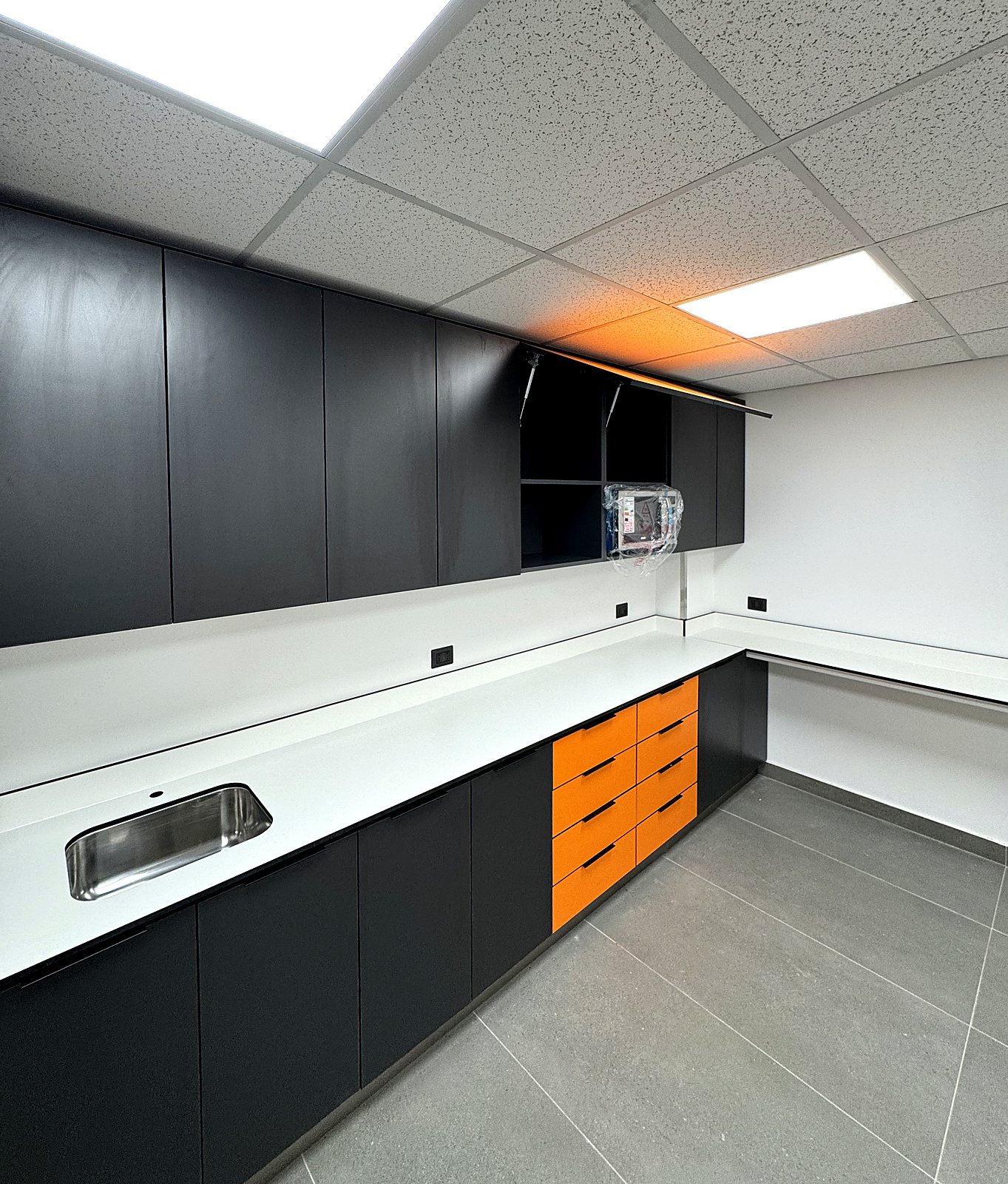 Kitchenette con lavaplatos y cubierta de HPL