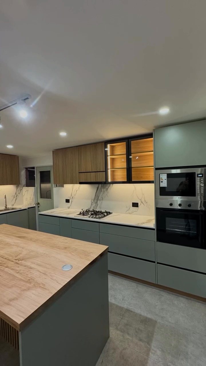 Cocina Glaciar con isla de madera