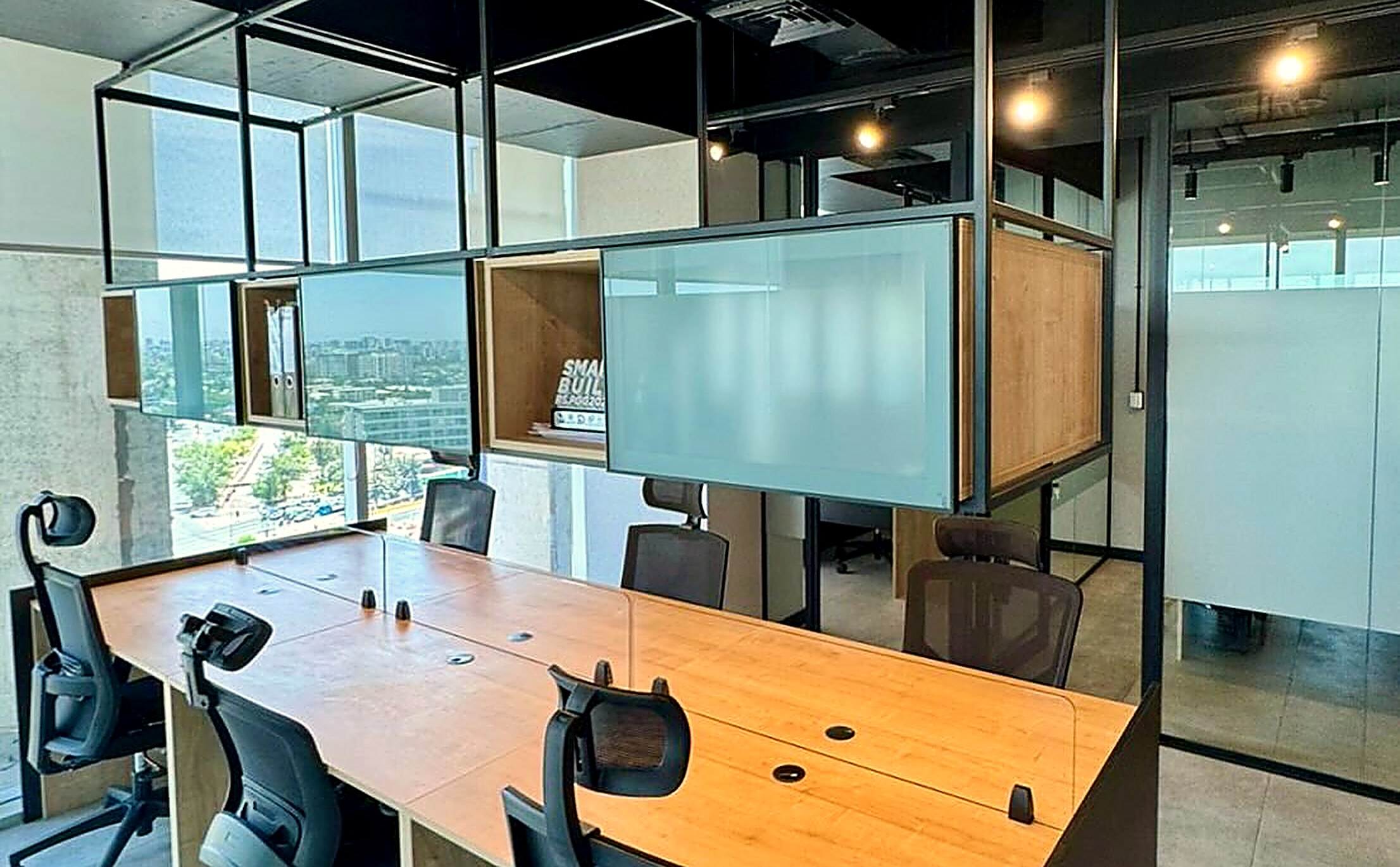 Oficina con estructura de acero y mesa de madera