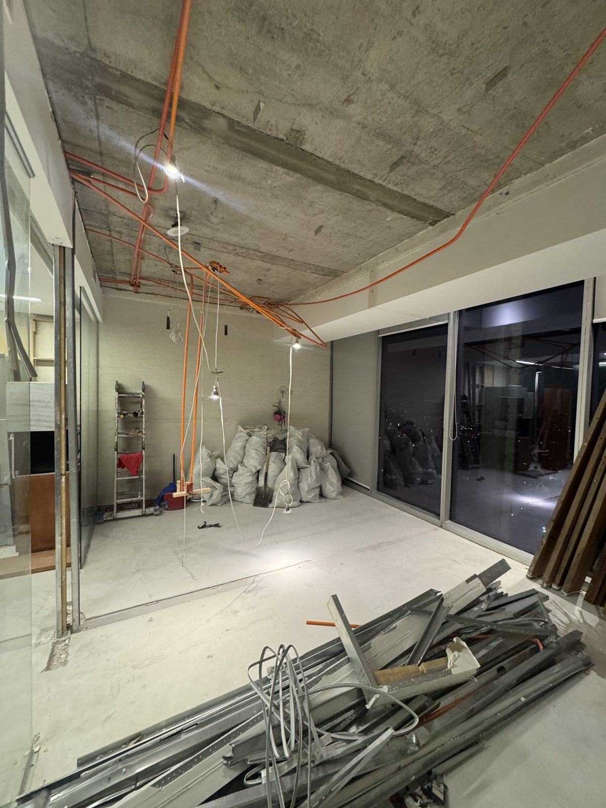 Obra de remodelación de oficina en curso