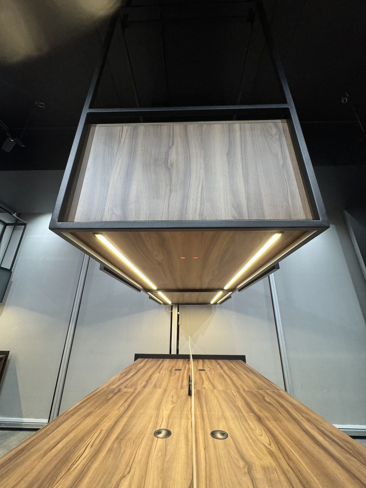 Lámpara de madera sobre mesa de trabajo