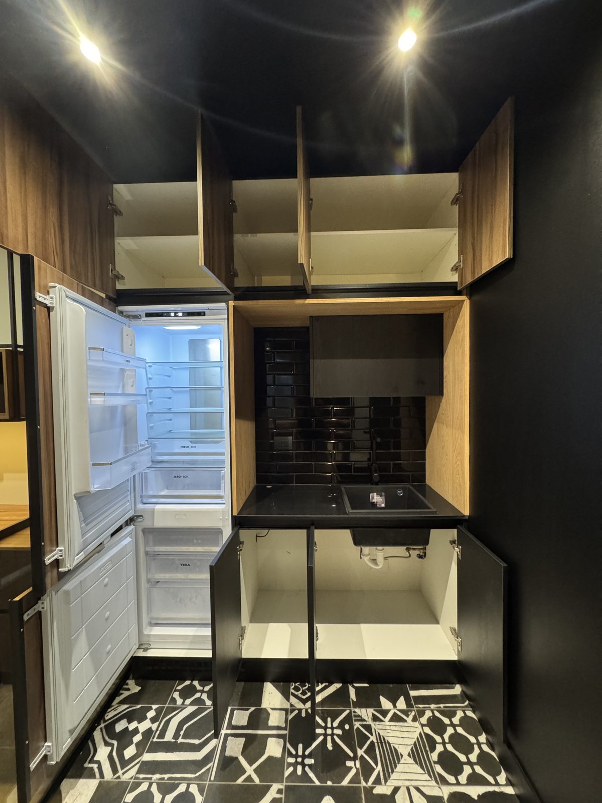 Mueble de cocina de oficina con piso hidráulico