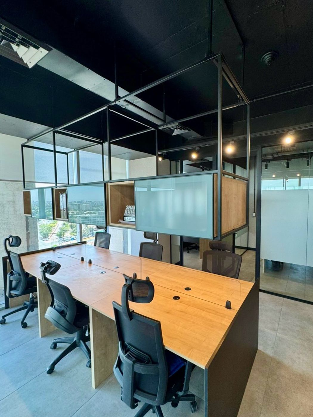 Puestos de trabajo bajo estructura de acero