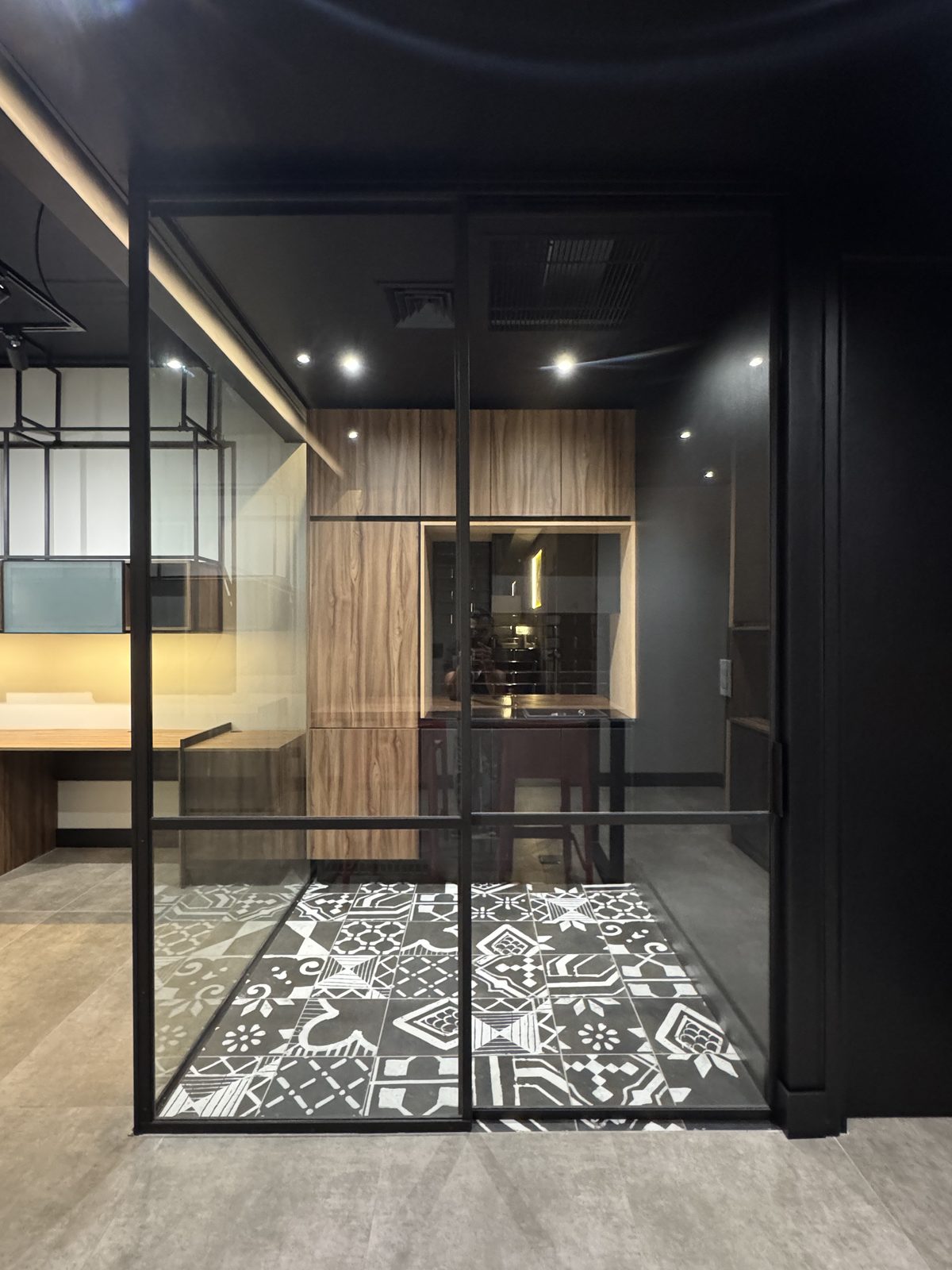 Sala vidriada con piso hidráulico