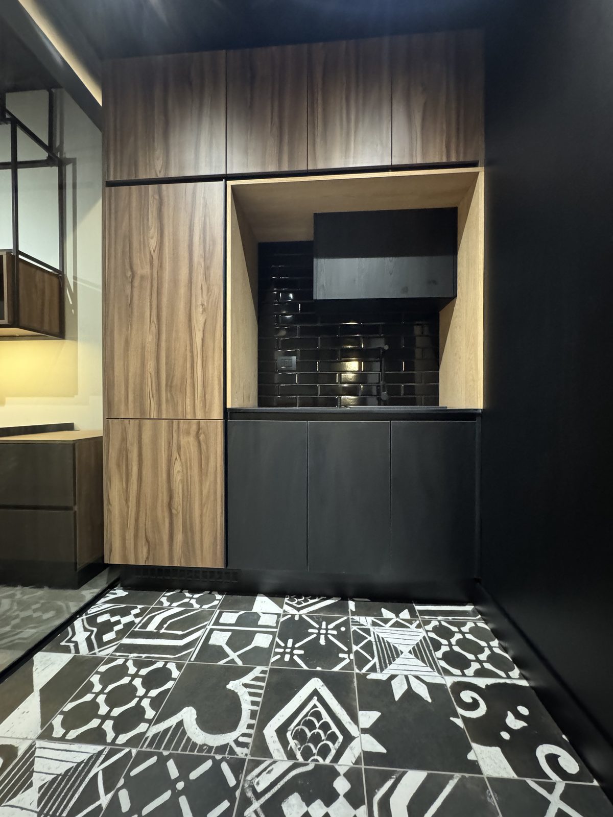 Kitchenette con piso de baldosa en oficinas RS
