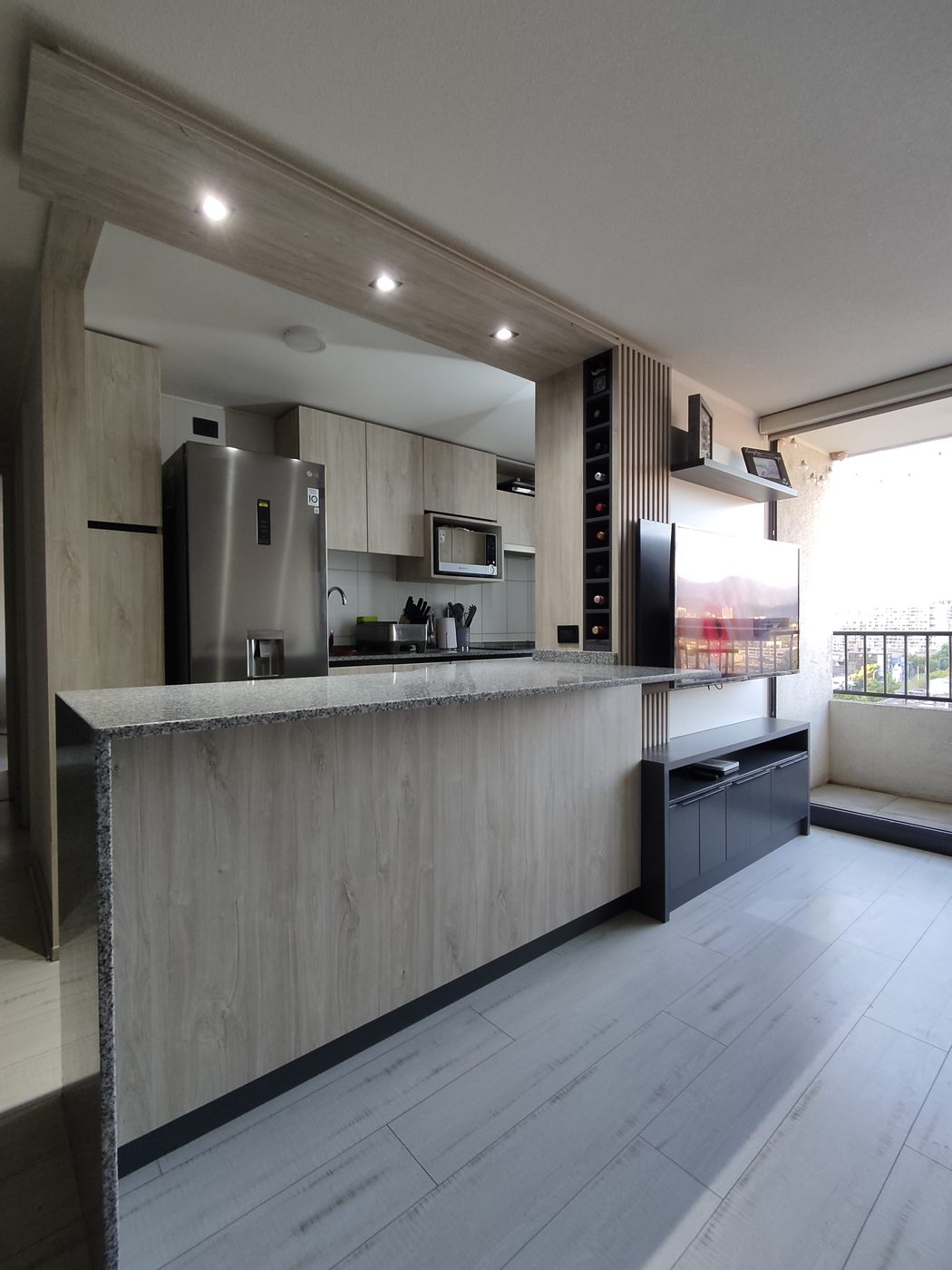 Cocina Vicuña: cocina integrada al living con isla, bar de copas y rack de TV
