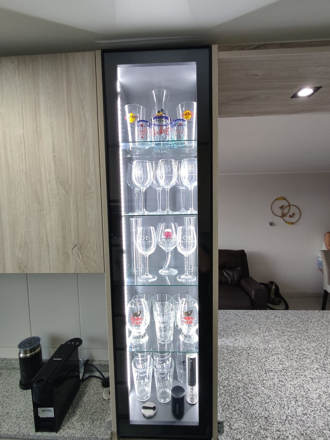 Bar de copas con luz LED y puerta de aluminio negro