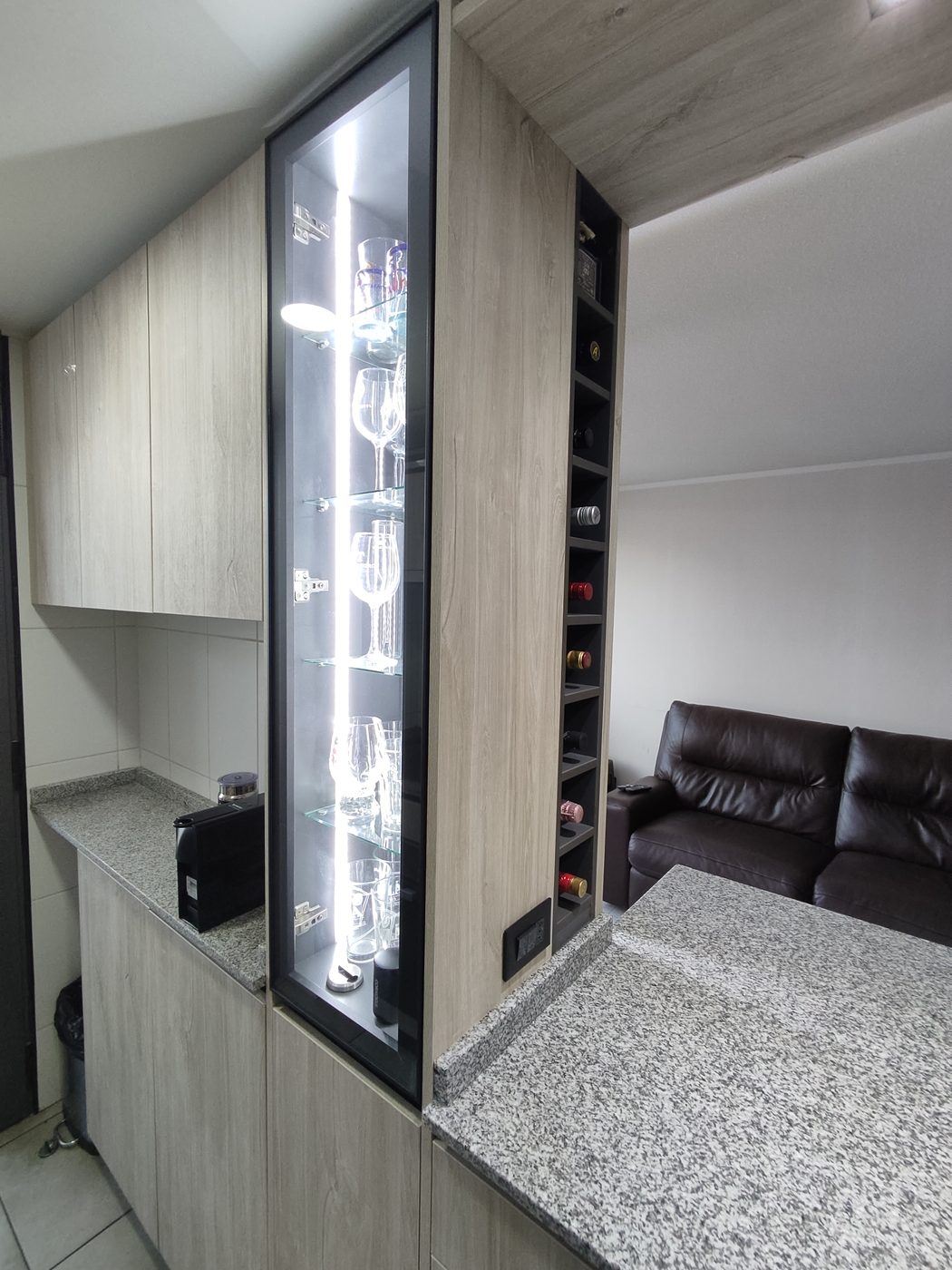 Cocina Vicuña: cocina integrada al living con isla, bar de copas y rack de TV