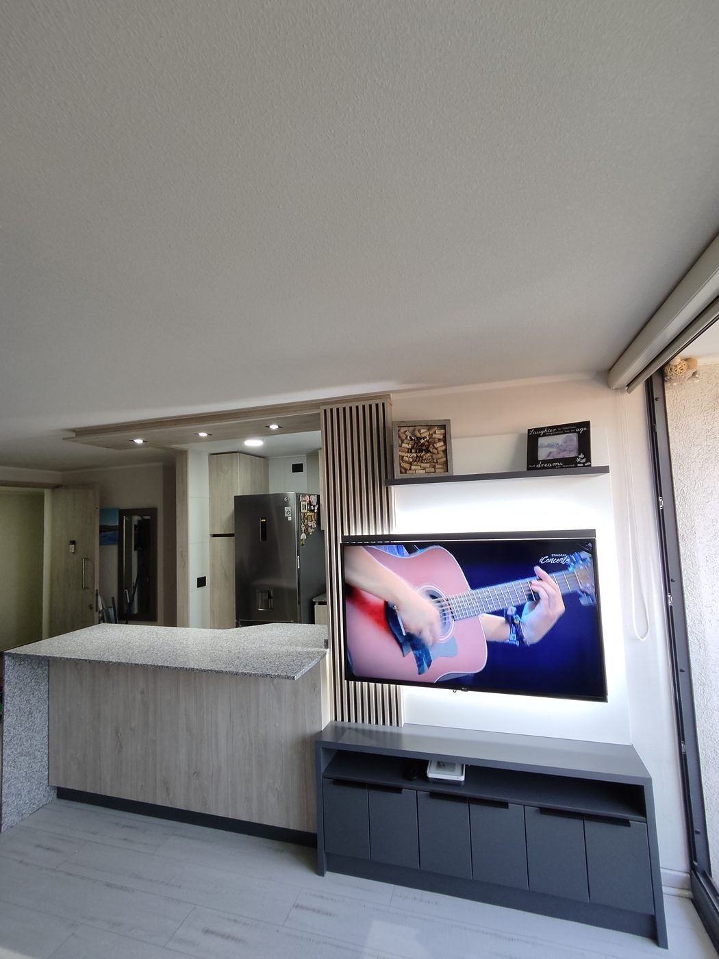 Cocina Vicuña: cocina integrada al living con isla, bar de copas y rack de TV